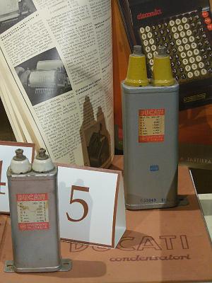 002 condensatore elettrolitico